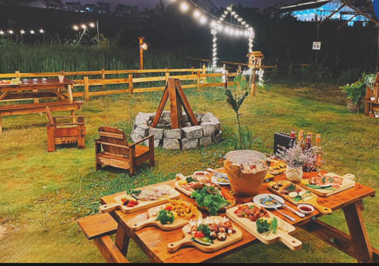 Tiệc BBQ Ngoài Trời